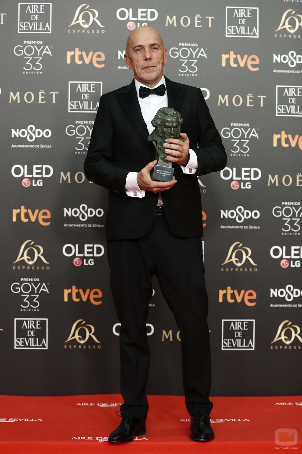 Josu Incháustegui con su Goya 2019 por su trabajo en "La sombra de la ley"