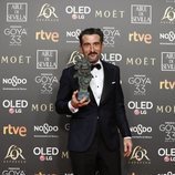 Luis Zahera de "El reino" con su Goya 2019 a Mejor actor de reparto