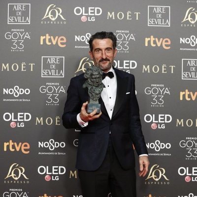 Luis Zahera de "El reino" con su Goya 2019 a Mejor actor de reparto