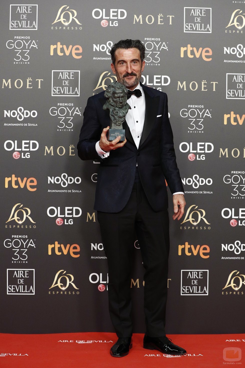 Luis Zahera de "El reino" con su Goya 2019 a Mejor actor de reparto