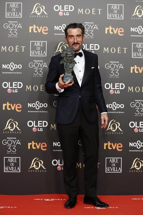 Luis Zahera de "El reino" con su Goya 2019 a Mejor actor de reparto