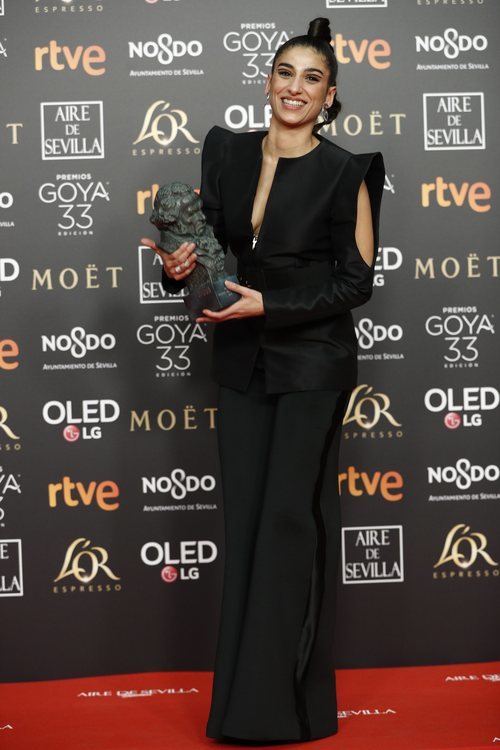 Carolina Yuste de "Carmen y Lola" con su Goya 2019 a Mejor actriz de reparto