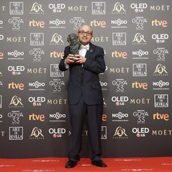 Jesús Vidal de "Campeones" mostrando su Goya 2019 a Mejor actor revelación