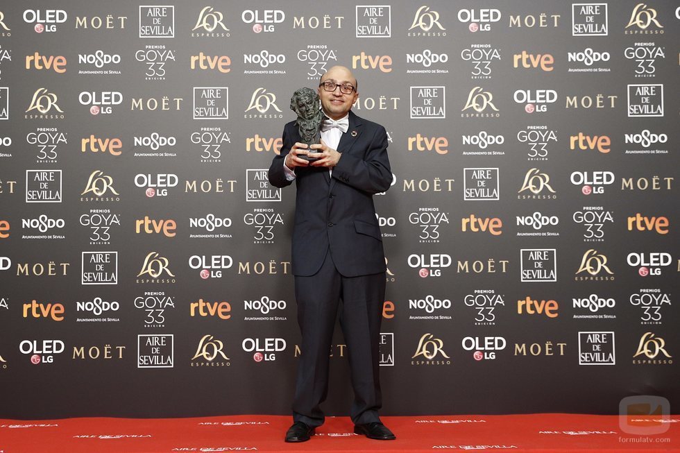 Jesús Vidal de "Campeones" mostrando su Goya 2019 a Mejor actor revelación
