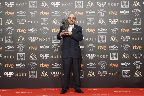 Jesús Vidal de "Campeones" mostrando su Goya 2019 a Mejor actor revelación