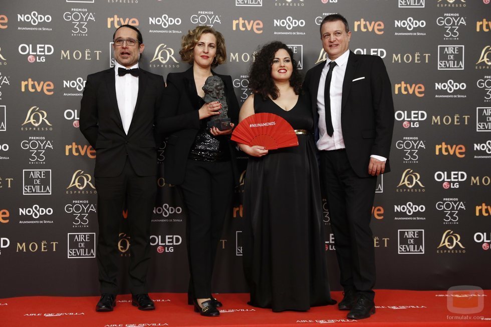 Carlota Pereda junto al equipo de "Cerdita" con su Goya 2019 a Mejor corto de ficción