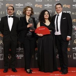 Carlota Pereda junto al equipo de "Cerdita" con su Goya 2019 a Mejor corto de ficción