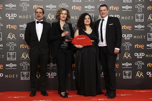 Carlota Pereda junto al equipo de "Cerdita" con su Goya 2019 a Mejor corto de ficción