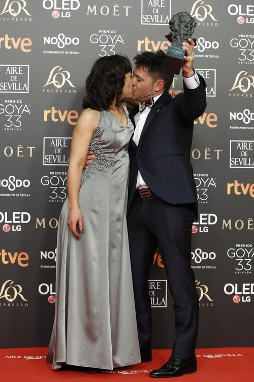 Raúl de la Fuente y Amaia Remírez con su Goya 2019 a Mejor película de animación por "Un día más con vida"