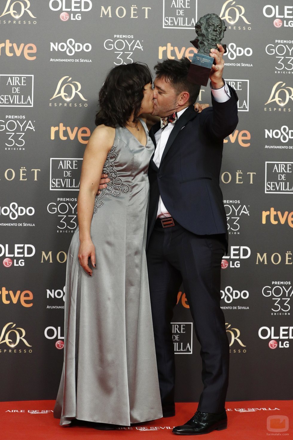 Raúl de la Fuente y Amaia Remírez con su Goya 2019 a Mejor película de animación por "Un día más con vida"