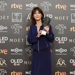 Clara Bilbao con su Goya 2019 a Mejor diseño de vestuario en "La sombra de la ley"