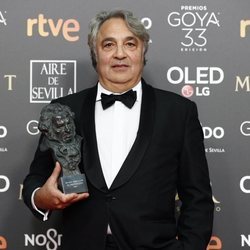 Yousaf Bokhari con su Goya 2019 a Mejor dirección de producción por "El hombre que mató a Don Quijote"
