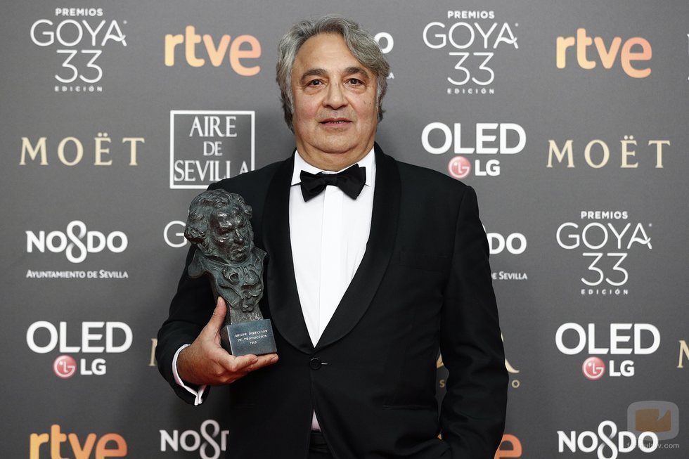Yousaf Bokhari con su Goya 2019 a Mejor dirección de producción por "El hombre que mató a Don Quijote"