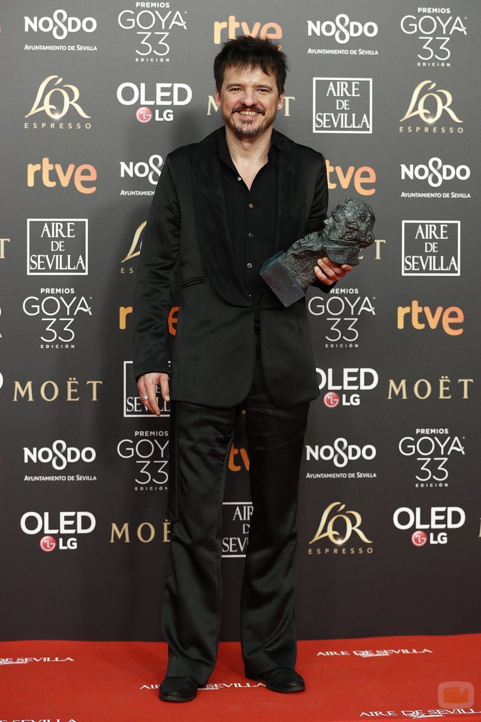 Coque Malla con su Goya 2019 a Mejor canción original por su trabajo en "Campeones"