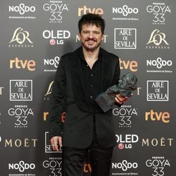 Coque Malla con su Goya 2019 a Mejor canción original por su trabajo en "Campeones"