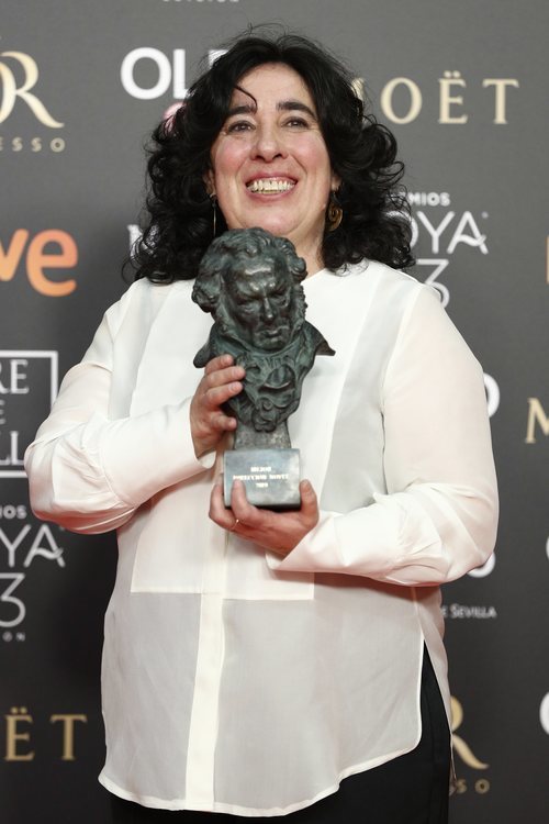 Arantxa Echevarría con su Goya 2019 a Mejor dirección novel por "Carmen y Lola"