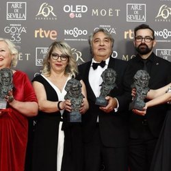 El equipo de "El hombre que mató a Don Quijote" luciendo sus dos premios Goya 2019