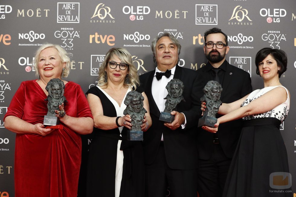 El equipo de "El hombre que mató a Don Quijote" luciendo sus dos premios Goya 2019