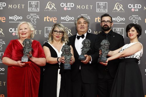 El equipo de "El hombre que mató a Don Quijote" luciendo sus dos premios Goya 2019