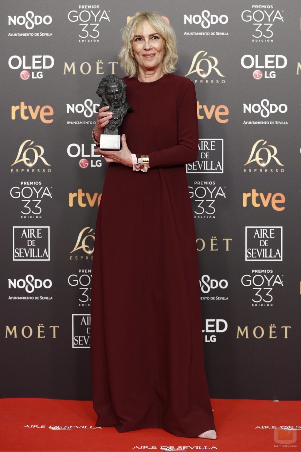 Susi Sánchez con su Goya 2019 a Mejor actriz protagonista por su papel en "La enfermedad del domingo"