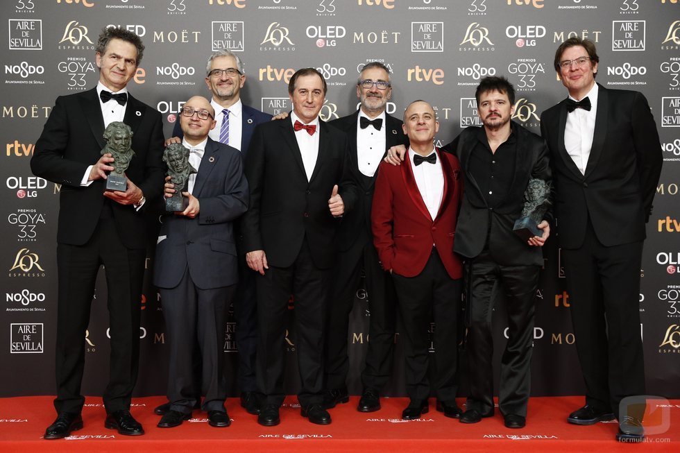 Parte del equipo de "Campeones" con sus tres premios Goya 2019