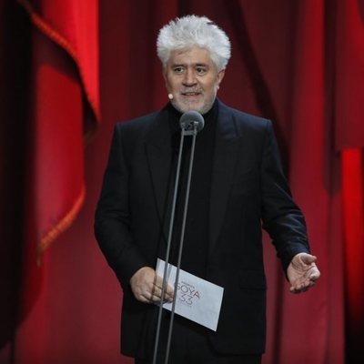 Pedro Almodóvar en la gala de los Premios Goya 2019 entregando uno de ellos