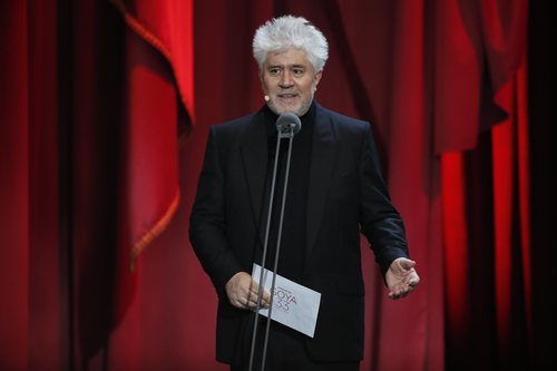 Pedro Almodóvar en la gala de los Premios Goya 2019 entregando uno de ellos
