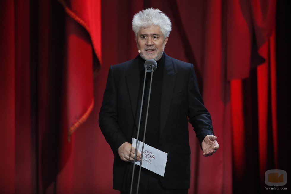 Pedro Almodóvar en la gala de los Premios Goya 2019 entregando uno de ellos