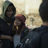 Andrea Duro y una niña en la nueva serie de RTVE 'Promesas de arena'