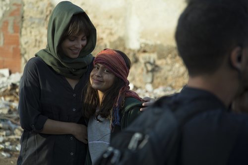 Andrea Duro y una niña en la nueva serie de RTVE 'Promesas de arena'