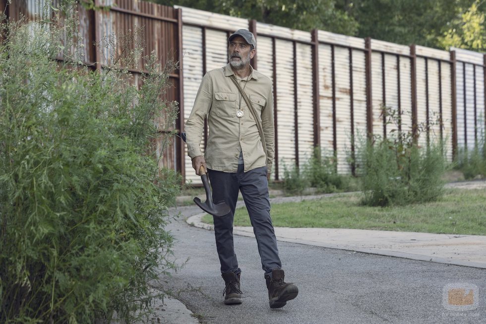Negan camina en solitario en la novena temporada de 'The Walking Dead'