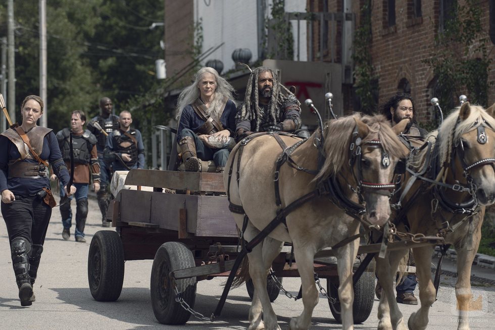 Carol y Ezekiel en un carro tirado por caballos en la novena temporada de 'The Walking Dead'