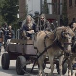 Carol y Ezekiel en un carro tirado por caballos en la novena temporada de 'The Walking Dead'