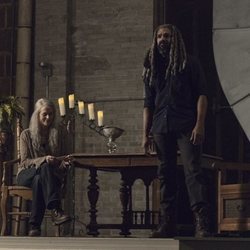 Ezekiel y Carol sobre un escenario en la novena temporada de 'The Walking Dead'