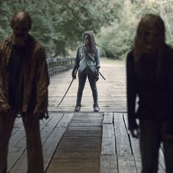 Michonne frente a dos caminantes en la novena temporada de 'The Walking Dead'