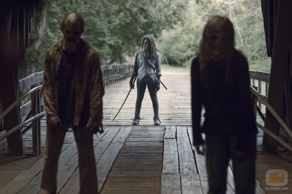 Michonne frente a dos caminantes en la novena temporada de 'The Walking Dead'