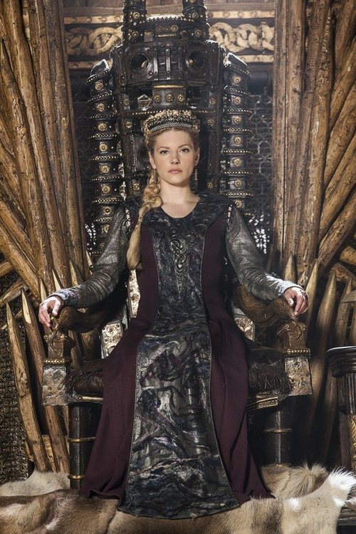 Lagertha ocupando el trono de Reina de Kattegat en 'Vikings'