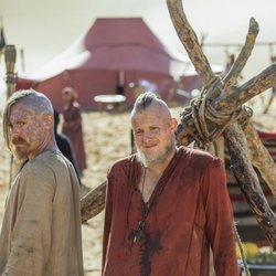 Hafdan y Harald en su viaje por el desierto en 'Vikings'