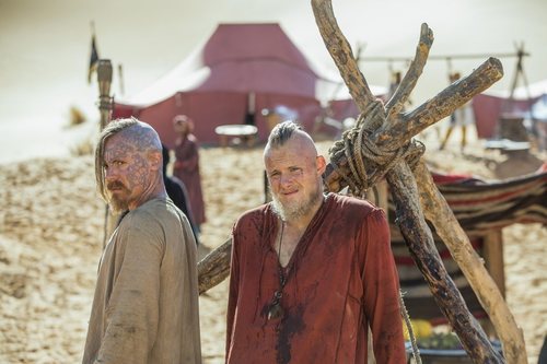Hafdan y Harald en su viaje por el desierto en 'Vikings'