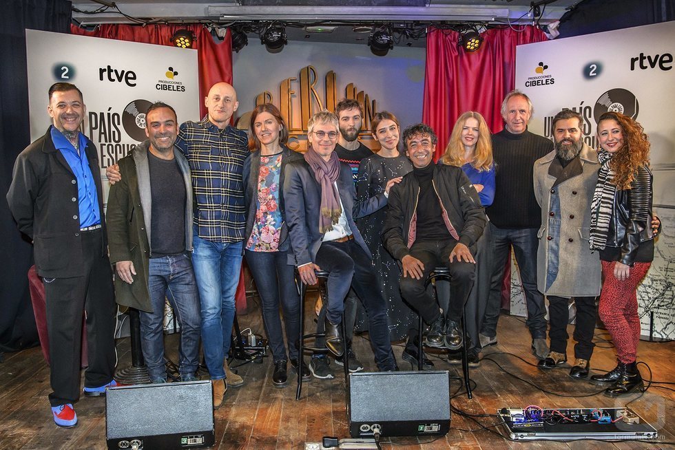 Ariel Rot, los artistas y el equipo de 'Un país para escucharlo' (La 2)