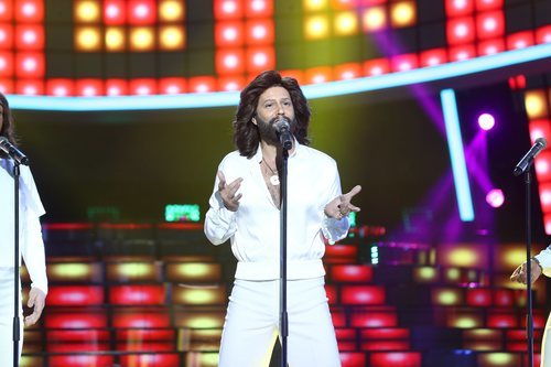 Miquel Fernández interpreta a Bee Gees como artista invitado en la Gala 14 de 'Tu cara me suena'
