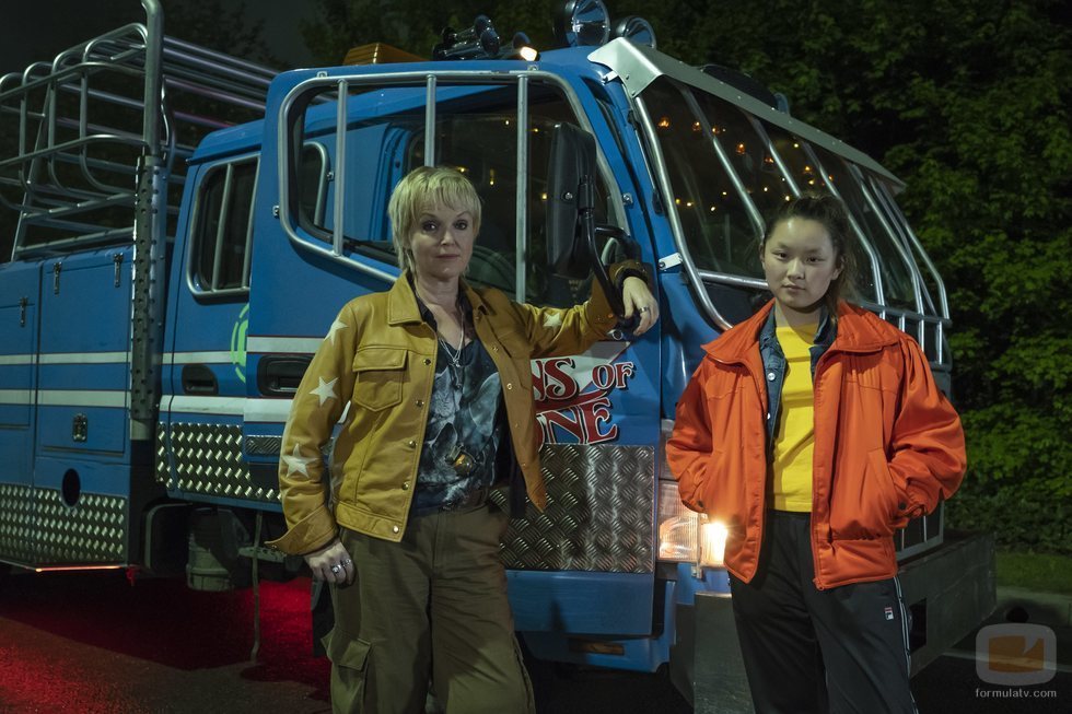 Thaddea Graham y Miranda Richardson en 'Curfew (Toque de queda)'