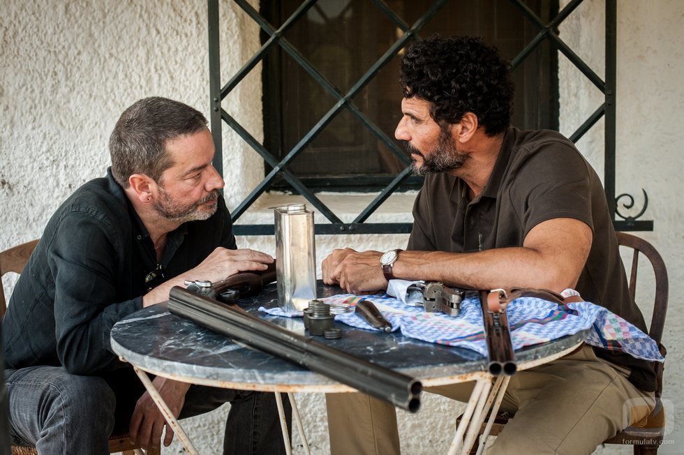 Enrique Urbizu y Óscar Higares en el rodaje de la segunda temporada de 'Gigantes'