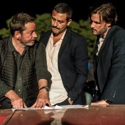 Enrique Urbizu da directrices a Isak Férriz y Daniel Grao en el rodaje de la segunda temporada de 'Gigantes'