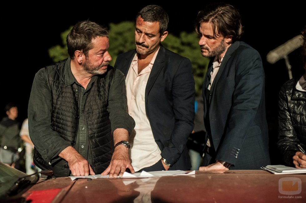 Enrique Urbizu da directrices a Isak Férriz y Daniel Grao en el rodaje de la segunda temporada de 'Gigantes'