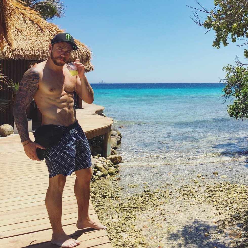 Gus Kenworthy, fichaje de la temporada 9 de 'American Horror Story', semidesnudo en la playa