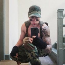 Gus Kenworthy, fichaje de la temporada 9 de 'American Horror Story', posa de militar