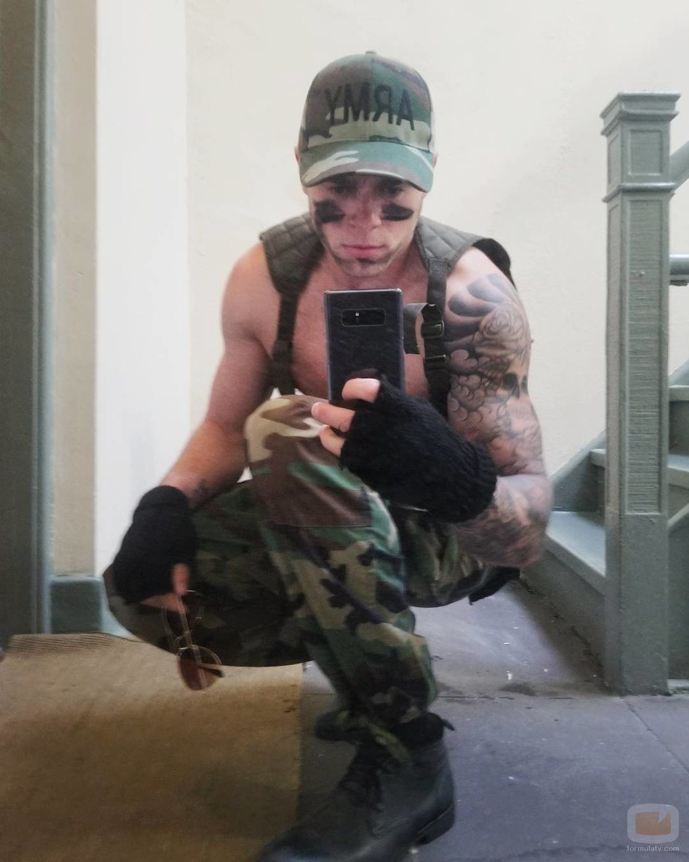 Gus Kenworthy, fichaje de la temporada 9 de 'American Horror Story', posa de militar