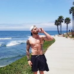 Gus Kenworthy, fichaje de la temporada 9 de 'American Horror Story', semidesnudo bebiendo cerveza