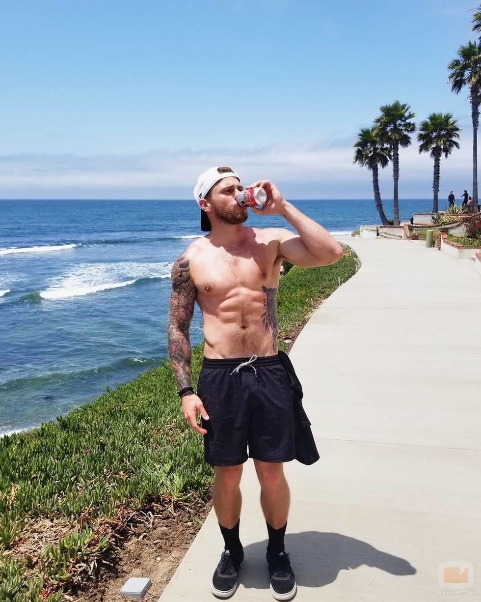 Gus Kenworthy, fichaje de la temporada 9 de 'American Horror Story', semidesnudo bebiendo cerveza